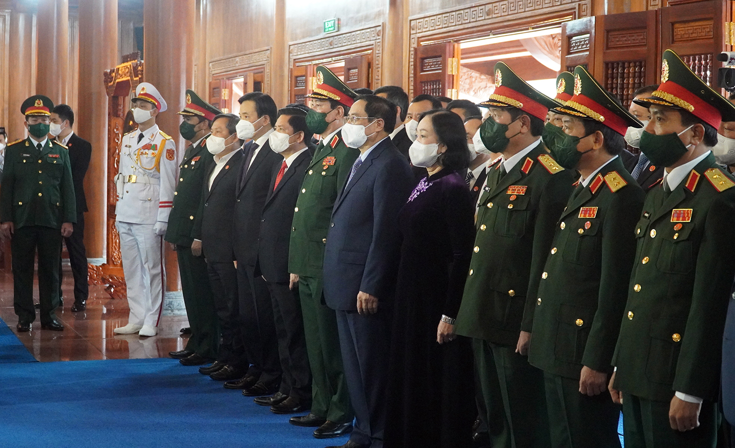 Thủ tướng Chính phủ Phạm Minh Chính dâng hương tại Đền thờ Bác Hồ và các Anh hùng liệt sỹ