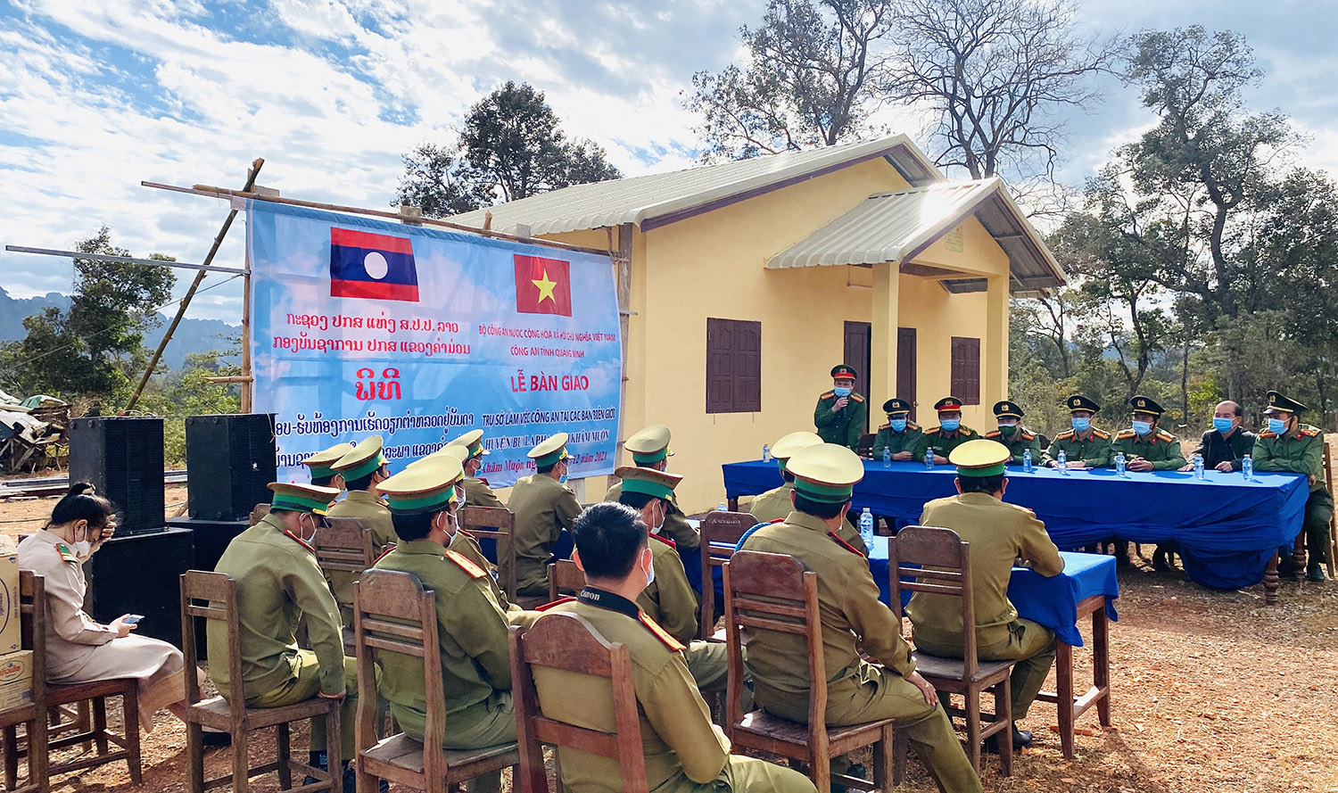 Công an tỉnh Quảng Bình bàn giao trụ sở làm việc cho Công an tỉnh Khăm Muộn