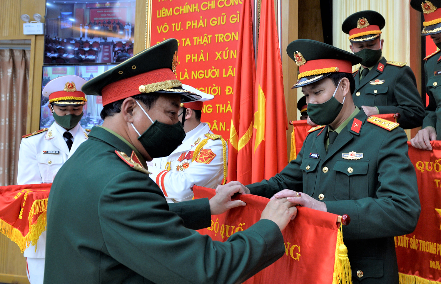 Bộ CHQS Quảng Bình nhận cờ thi đua xuất sắc của Bộ Quốc phòng trao tặng