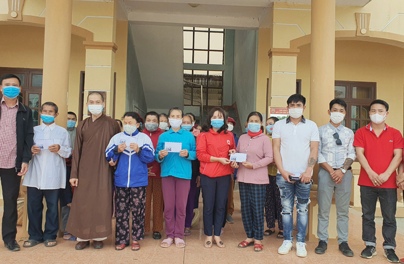 Giáo hội Phật giáo huyện Quảng Ninh trao quà hỗ trợ hộ nghèo