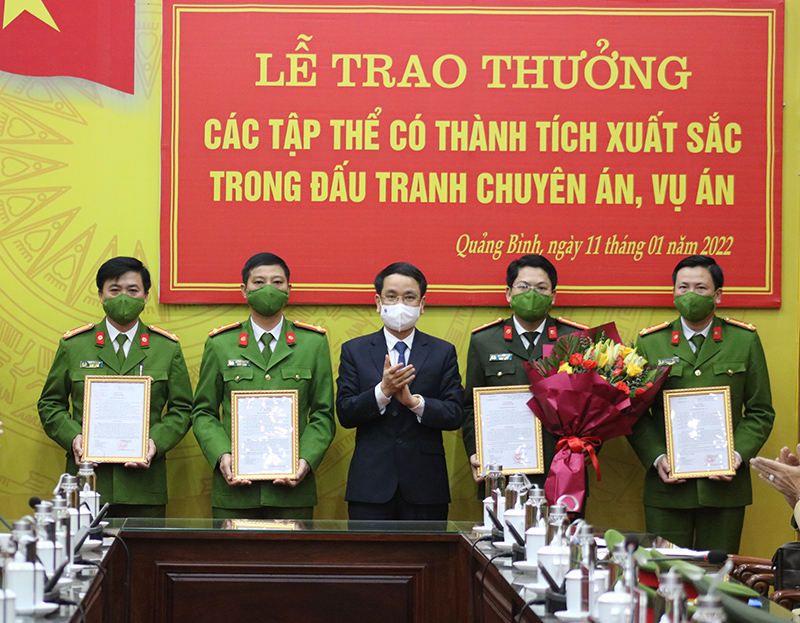 Trao thưởng cho các tập thể có thành tích xuất sắc trong đấu tranh chuyên án, vụ án lớn