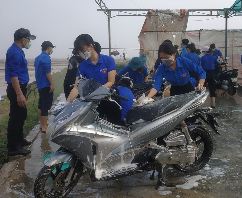 "Rửa xe gây quỹ" để tổ chức các hoạt động Tết cho thanh, thiếu nhi nghèo