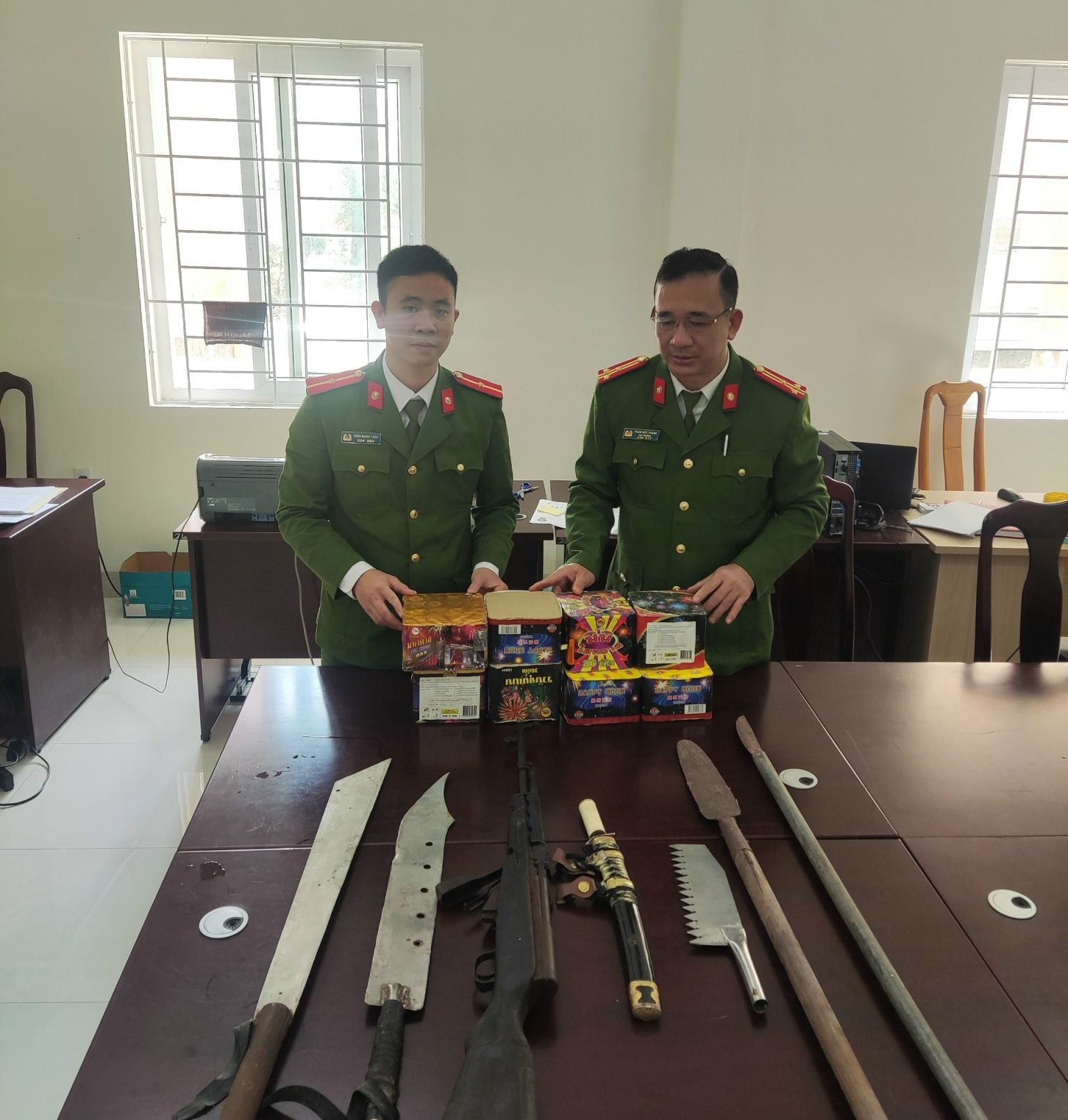 Công an huyện Quảng Trạch vận động người dân giao nộp nhiều loại vũ khí, vật liệu nổ