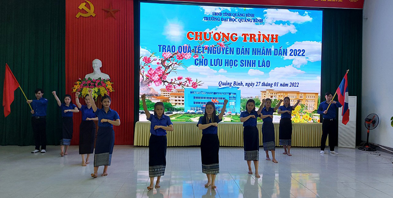 Tặng quà Tết cho lưu học sinh Lào