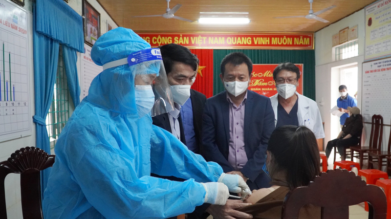 Giám sát Chương trình tiêm chủng mùa xuân tại huyện Quảng Trạch
