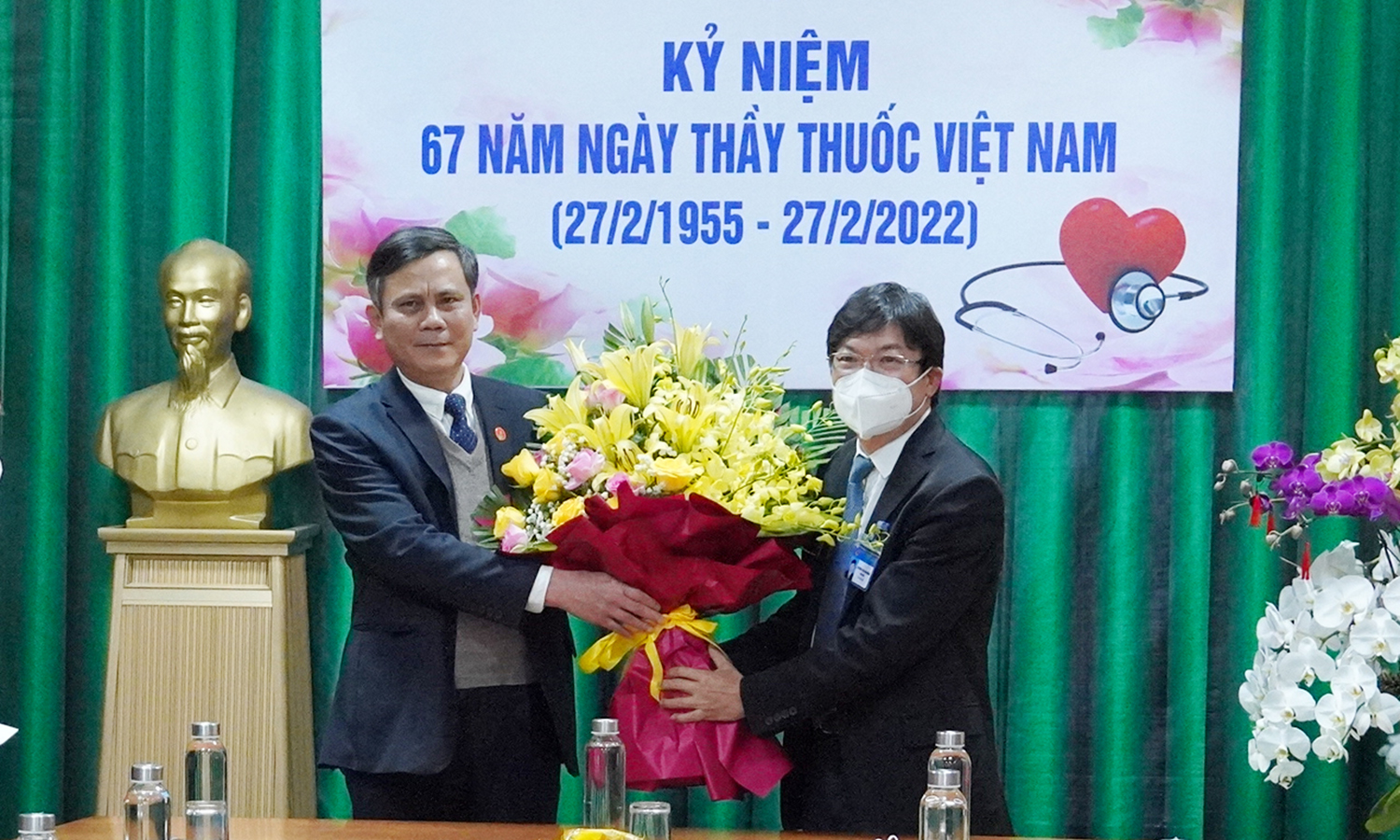 Đồng chí Chủ tịch UBND tỉnh thăm, chúc mừng các cơ sở y tế nhân Ngày Thầy thuốc Việt Nam