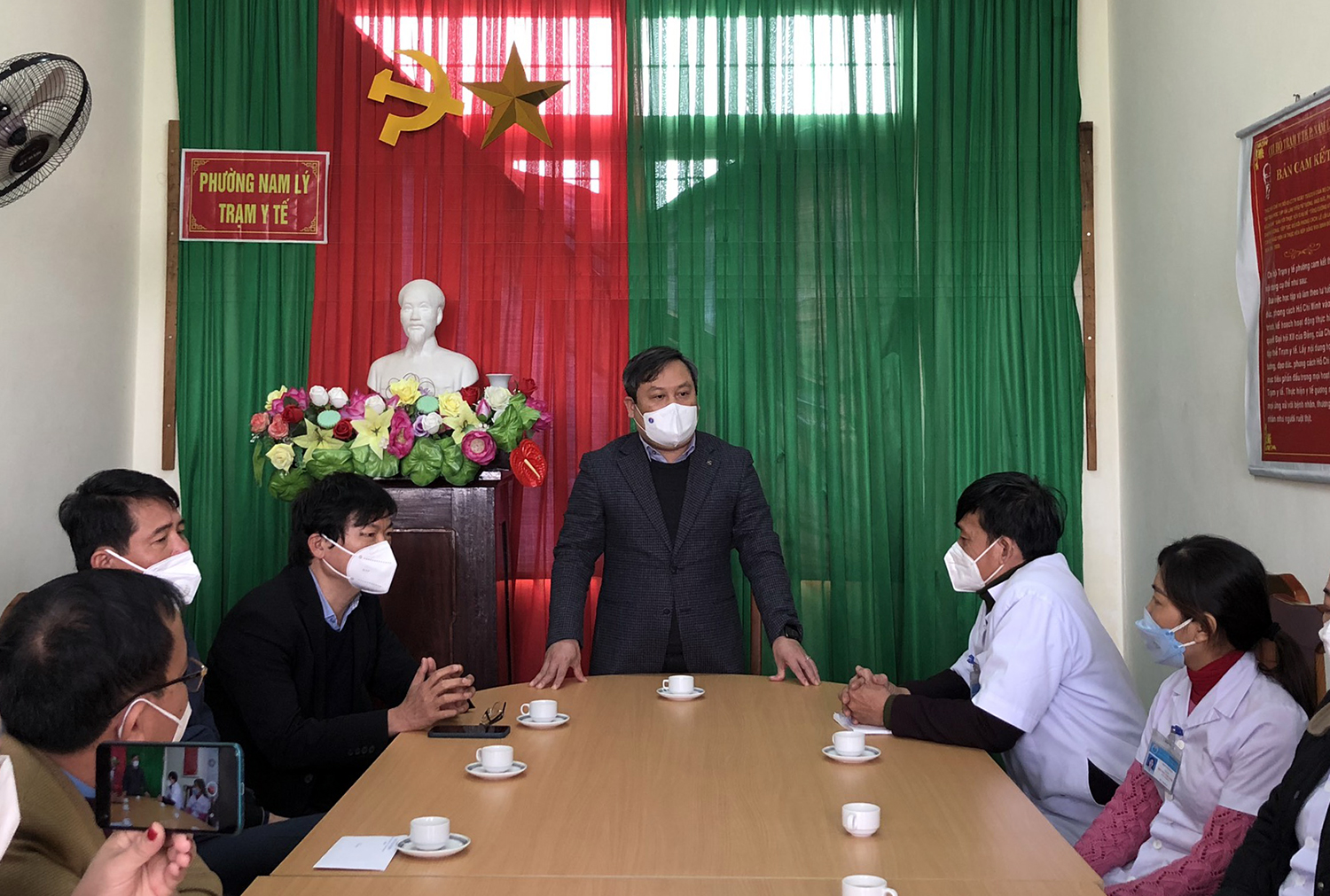 Đồng chí Bí thư Tỉnh ủy thăm, chúc mừng các trạm y tế nhân Ngày Thầy thuốc Việt Nam