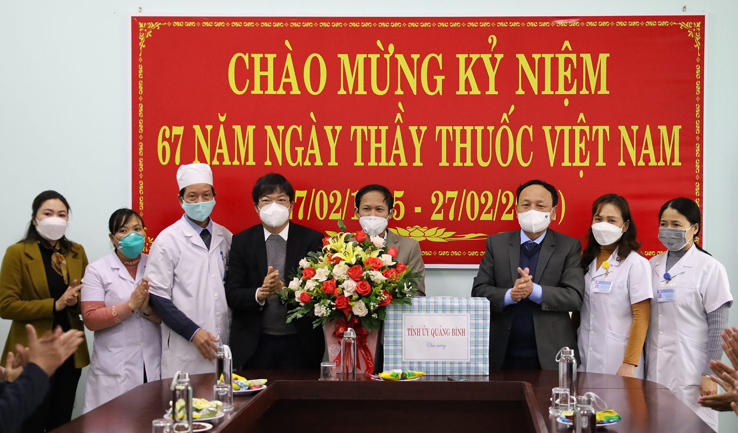 Đồng chí Phó Bí thư Thường trực Tỉnh ủy thăm, chúc mừng các đơn vị y tế