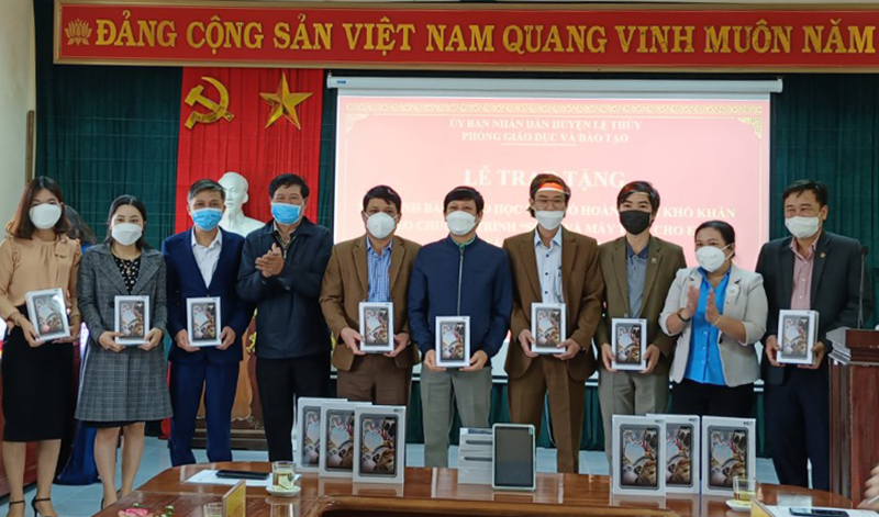 Trao tặng 298 máy tính cho học sinh có hoàn cảnh khó khăn