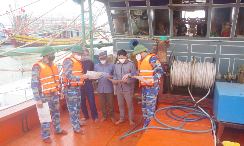 Trên con tàu giữ biển