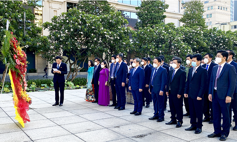 Đoàn đại biểu tỉnh Quảng Bình dâng hoa tại tượng đài Chủ tịch Hồ Chí Minh