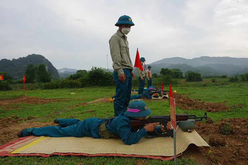 Tuyên Hoá: 165 chiến sĩ dân quân kiểm tra bắn đạn thật