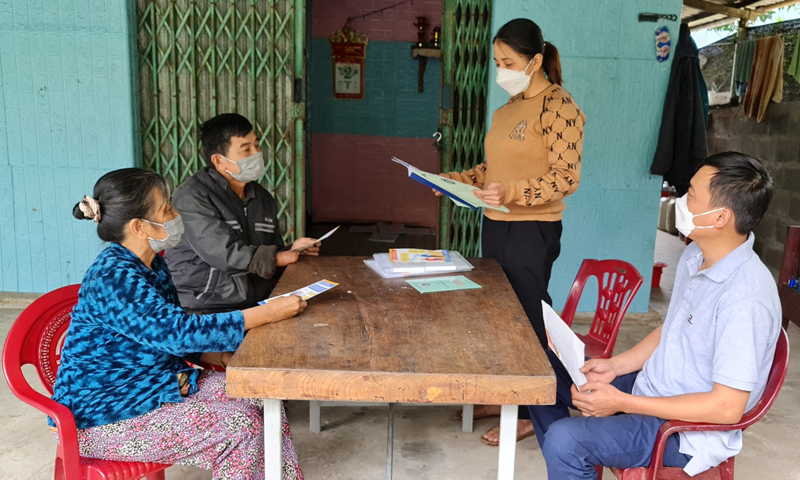 Bám bản, bám làng đưa chính sách đến với người dân