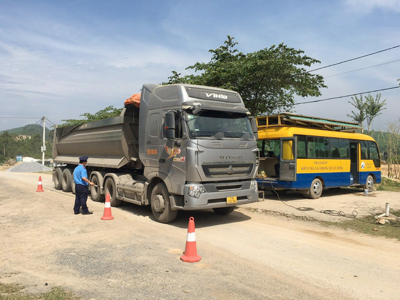 Xử phạt 35 trường hợp chở hàng quá tải trọng