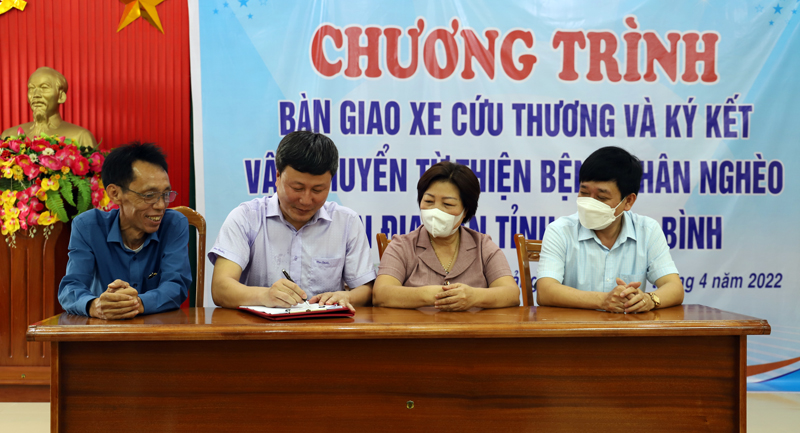 Bàn giao xe cứu thương và ký kết vận chuyển từ thiện bệnh nhân nghèo