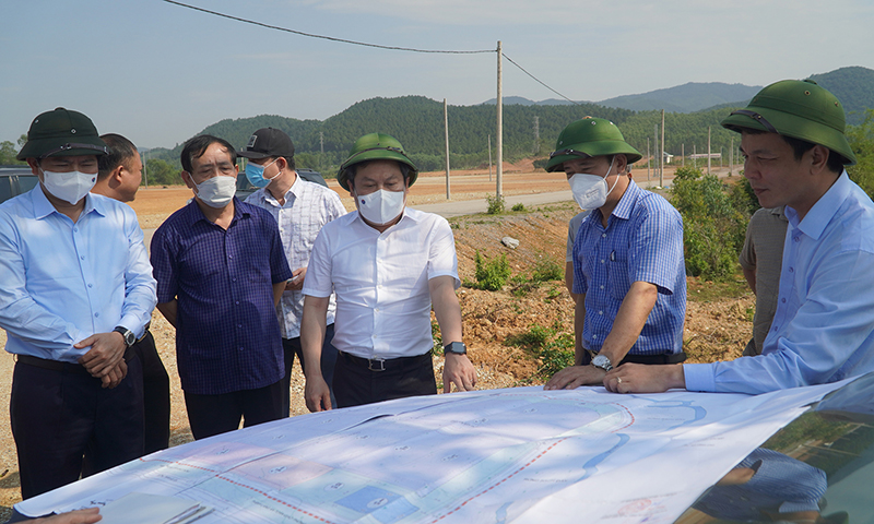 Đồng chí Bí thư Tỉnh ủy kiểm tra hoạt động sản xuất, đầu tư tại huyện Tuyên Hóa