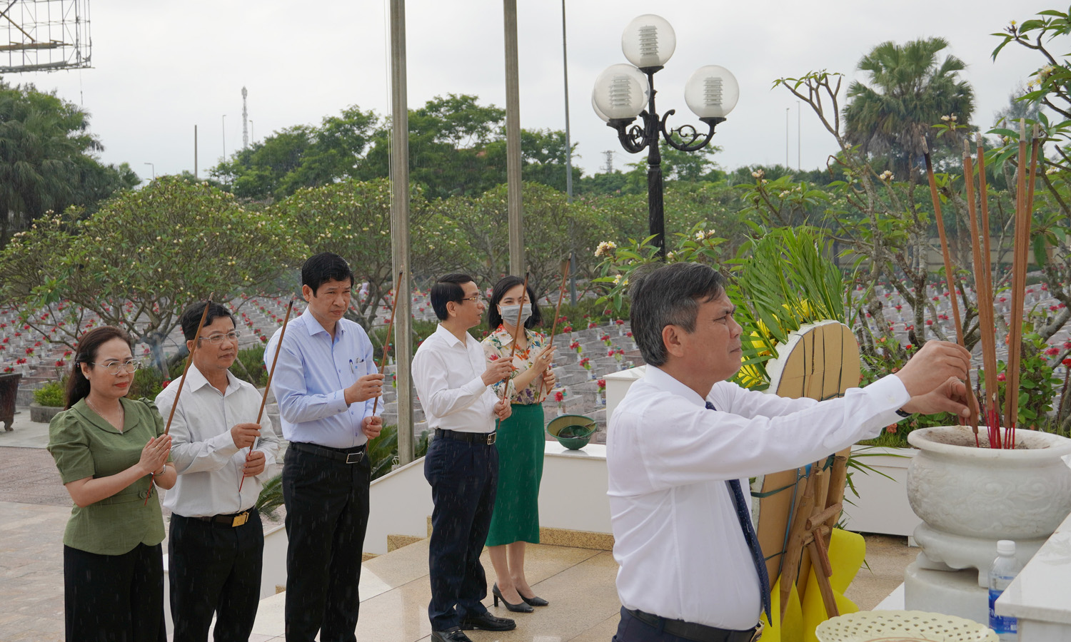 Các đồng chí lãnh đạo tỉnh viếng Đền thờ Bác Hồ và các Anh hùng liệt sỹ