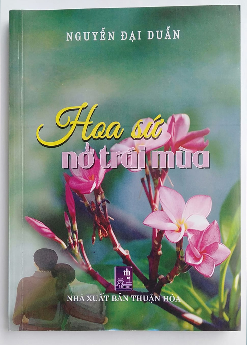 Những bông hoa sứ trái mùa tỏa hương