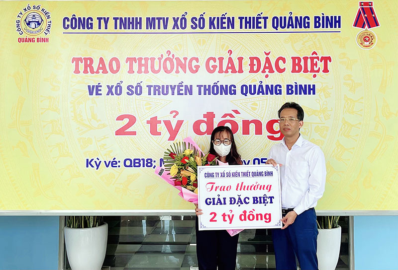 Trao 2 tỷ đồng cho khách hàng trúng thưởng