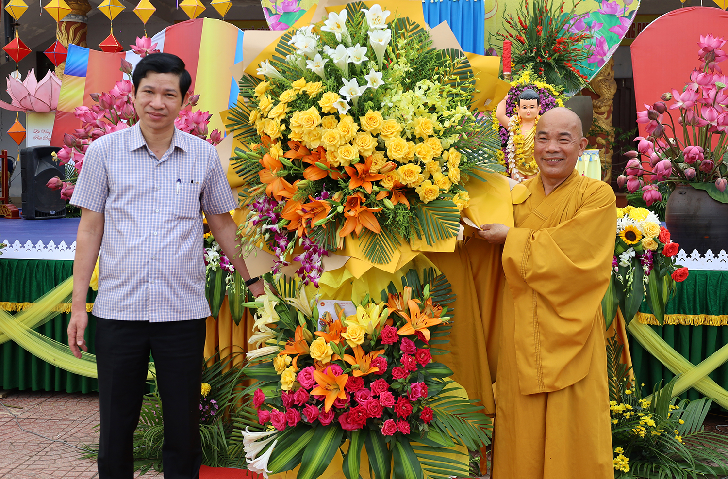 Đồng chí Phó Chủ tịch UBND tỉnh thăm, chúc mừng Đại lễ Phật đản 2022