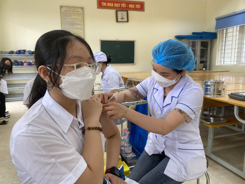 Bộ Y tế 'thúc' việc đẩy nhanh tiến độ tiêm mũi 3 vaccine phòng COVID-19