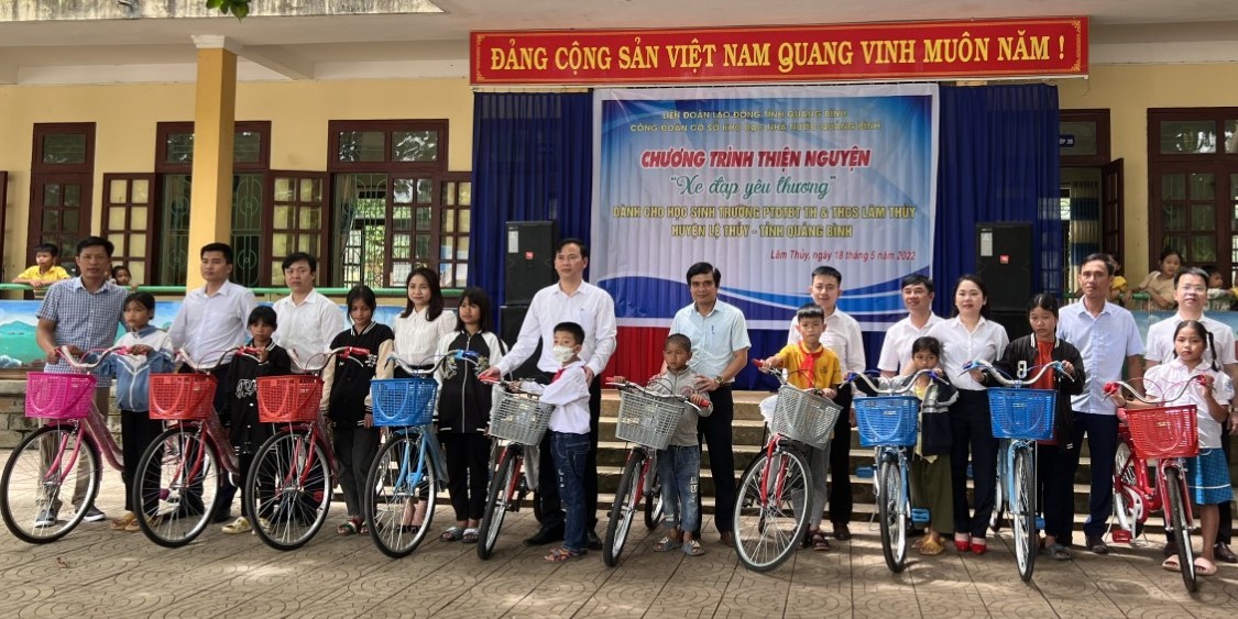 Trao 20 xe đạp cho học sinh của huyện Quảng Ninh và Lệ Thủy