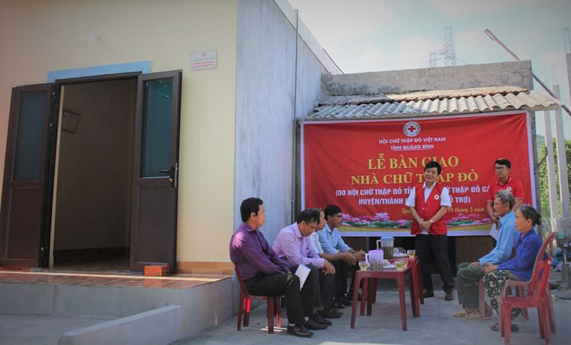 Bàn giao nhà Chữ thập đỏ cho hộ nghèo ở huyện Quảng Trạch