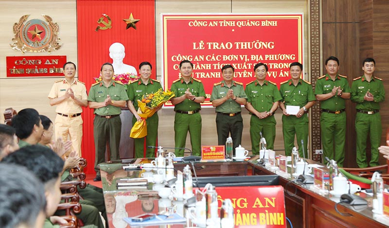 Trao thưởng thành tích cho Công an các đơn vị