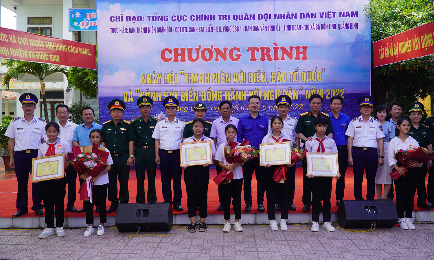 Ngày hội "Thanh niên với biển đảo Tổ quốc" và chương trình "Cảnh sát biển đồng hành với ngư dân"