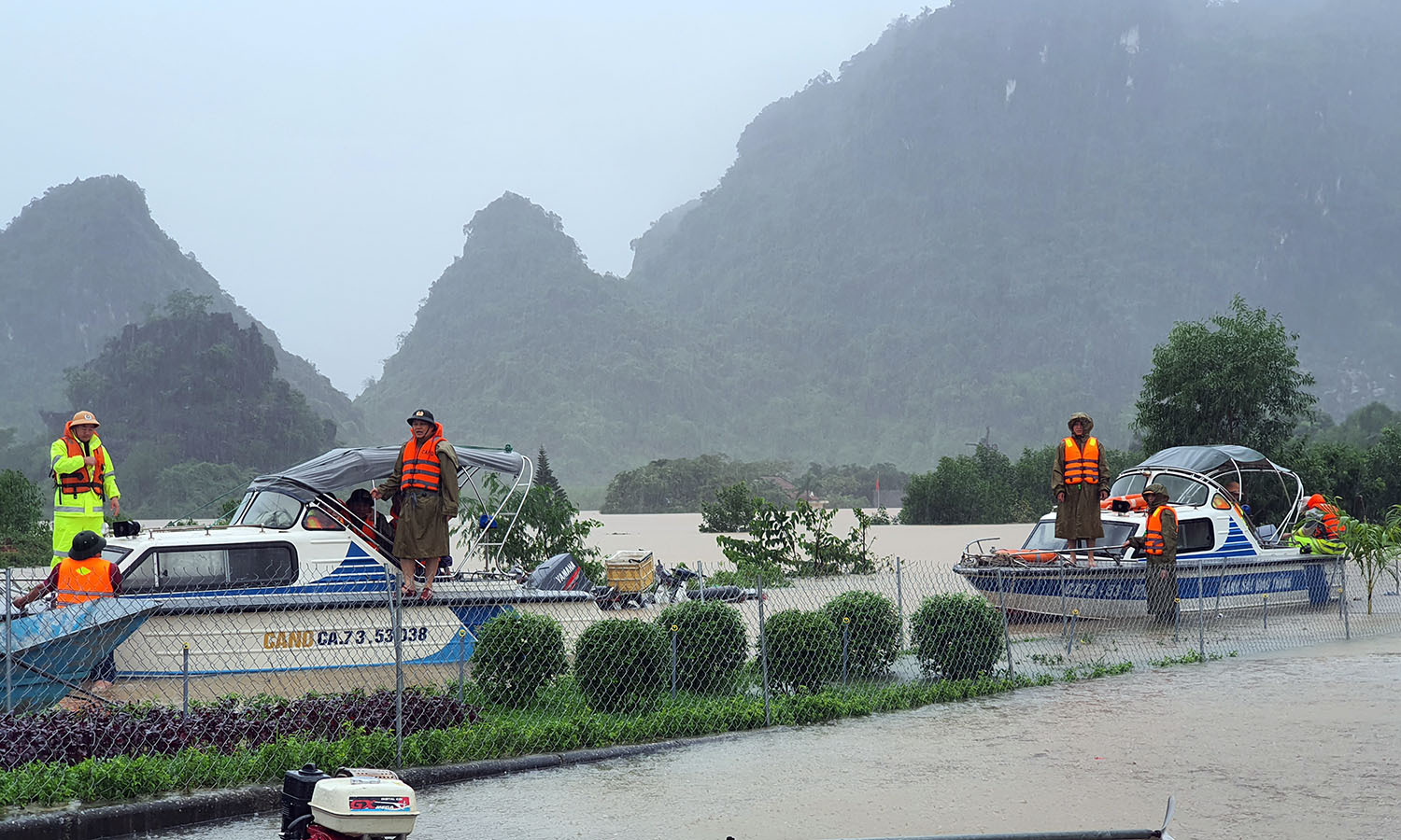 Huy động tổng lực, chủ động ứng phó với thiên tai