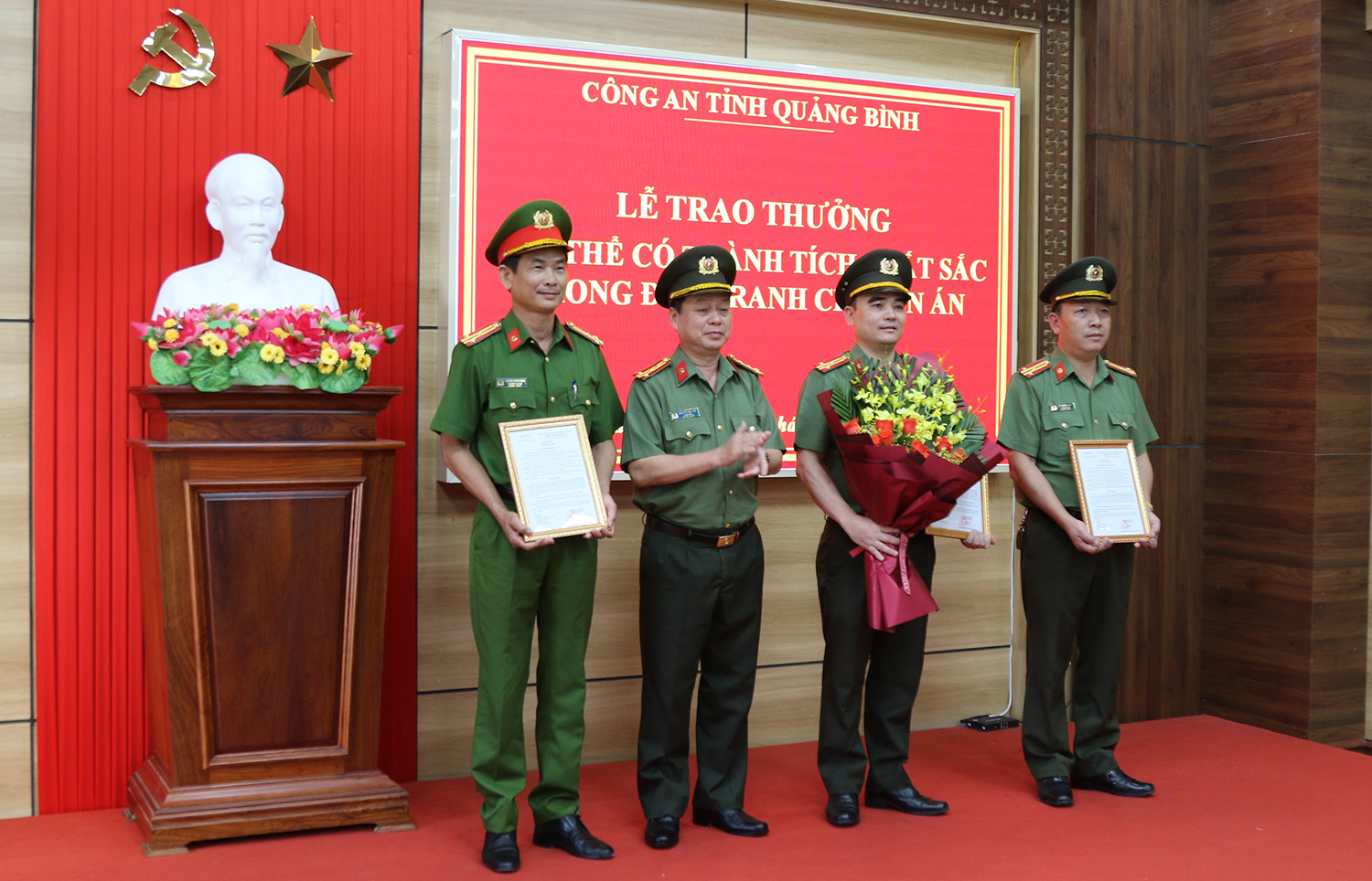 Trao thưởng các đơn vị có thành tích xuất sắc trong đấu tranh Chuyên án NVT1