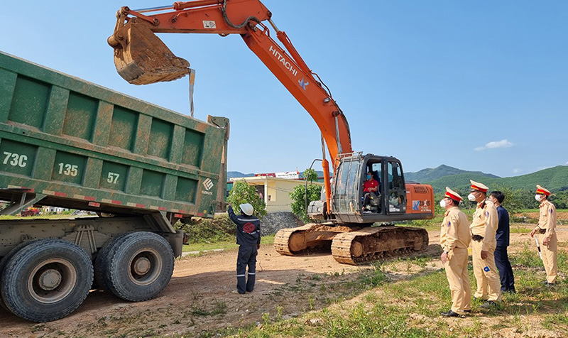 Triển khai đồng bộ các giải pháp xử lý xe quá tải