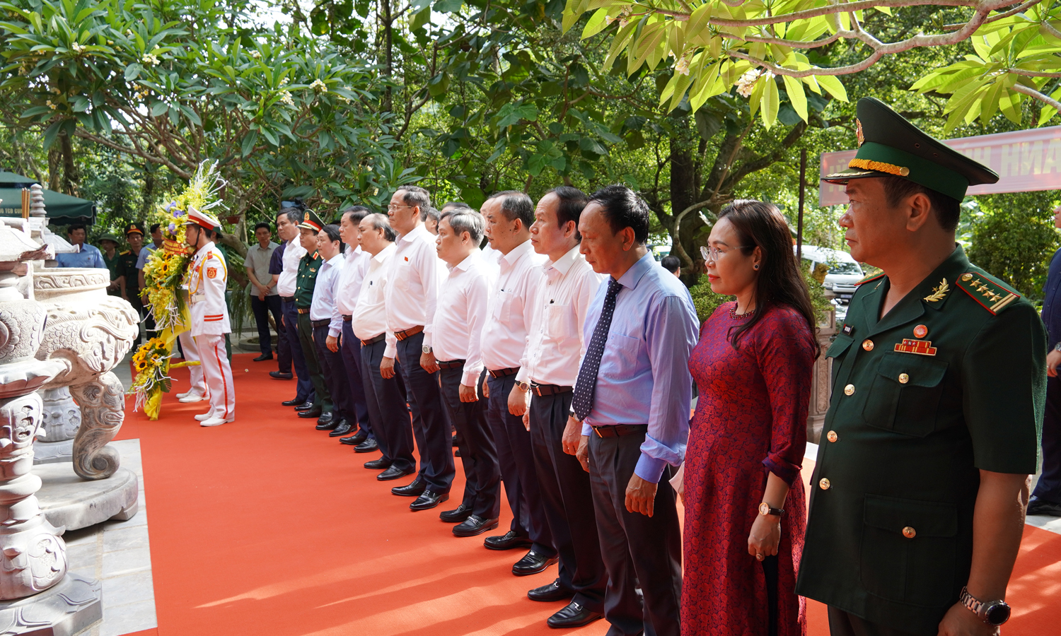 Chủ tịch nước Nguyễn Xuân Phúc dâng hương tại Đền tưởng niệm các anh hùng liệt sỹ đường 20 Quyết Thắng