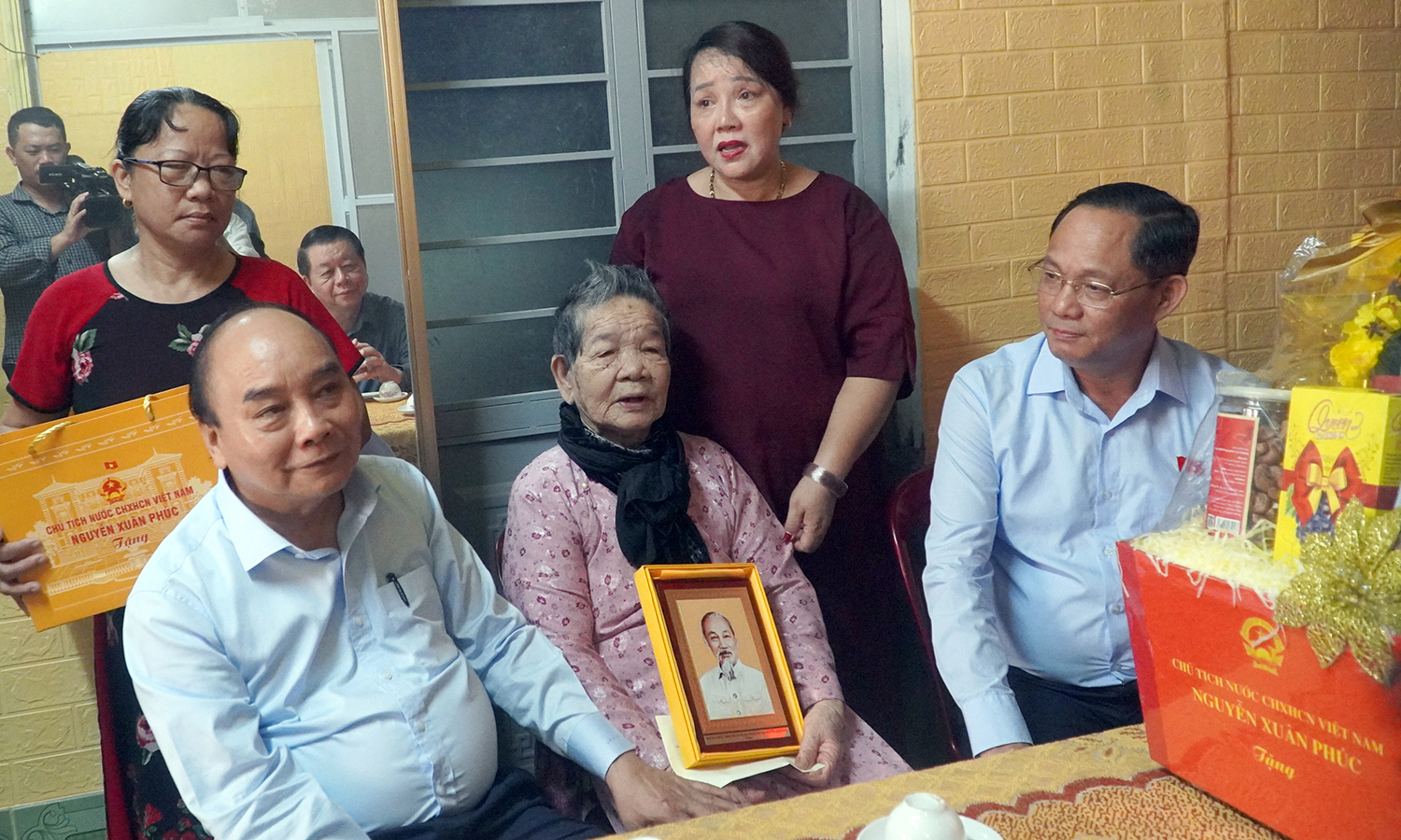 Chủ tịch nước Nguyễn Xuân Phúc thăm, tặng quà gia đình chính sách