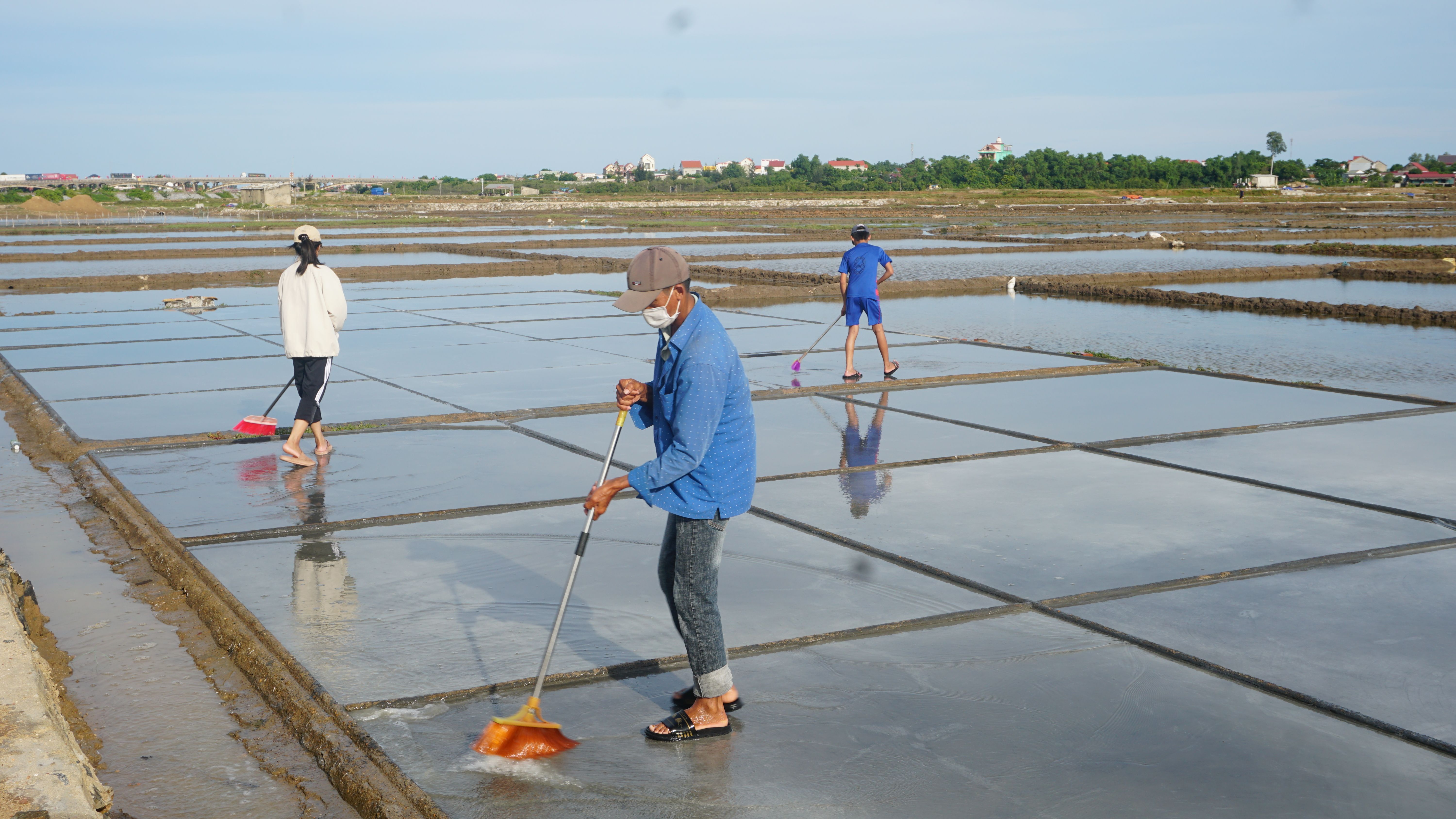 Diêm dân Quảng Phú mất mùa, được giá muối