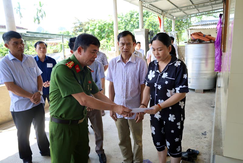 Thăm hỏi, chia buồn với các gia đình có nạn nhân bị đuối nước tại huyện Minh Hóa.
