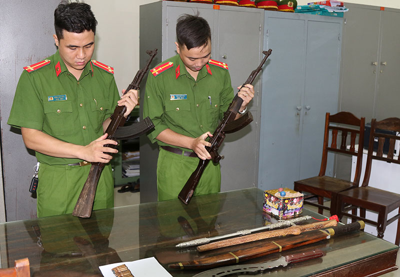 Văn phòng Cơ quan Cảnh sát điều tra vận động người dân giao nộp 2 súng AK