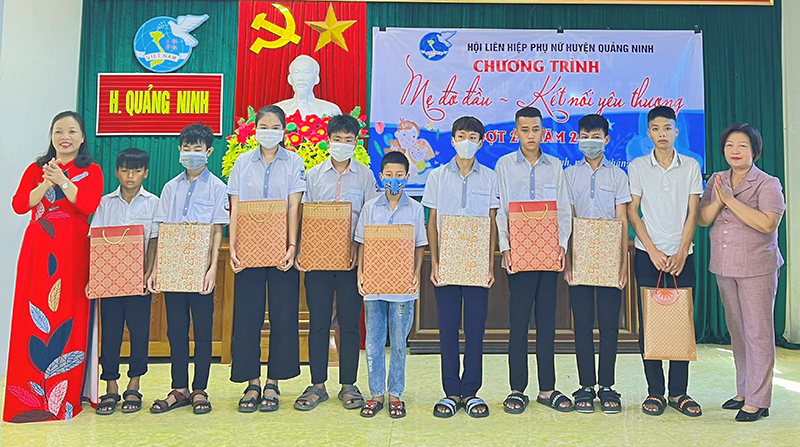 Tổ chức chương trình "Mẹ đỡ đầu-Kết nối yêu thương"