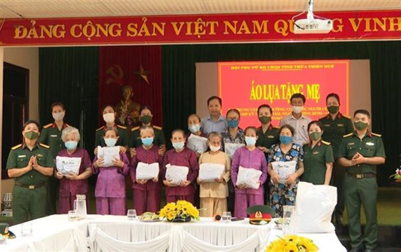 Quyết định về việc tặng quà dịp kỷ niệm Ngày Thương binh-Liệt sỹ