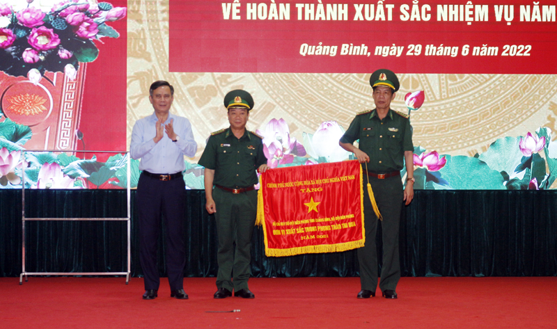Bộ đội Biên phòng tỉnh đón nhận Cờ thi đua của Chính phủ