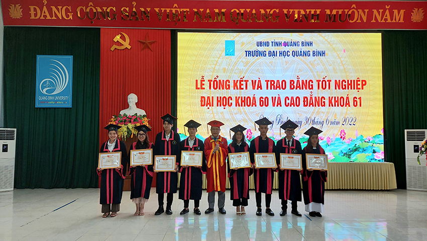 Trao bằng tốt nghiệp đại học khóa 60 và cao đẳng khóa 61 cho sinh viên