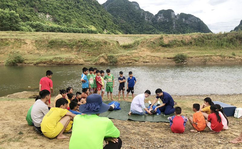 Hướng dẫn sơ cấp cứu đuối nước cho học sinh Minh Hóa