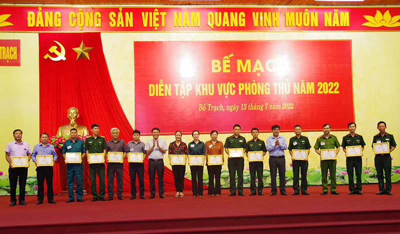 Huyện Bố Trạch: Khen thưởng 62 tập thể, cá nhân trong diễn tập khu vực phòng thủ năm 2022