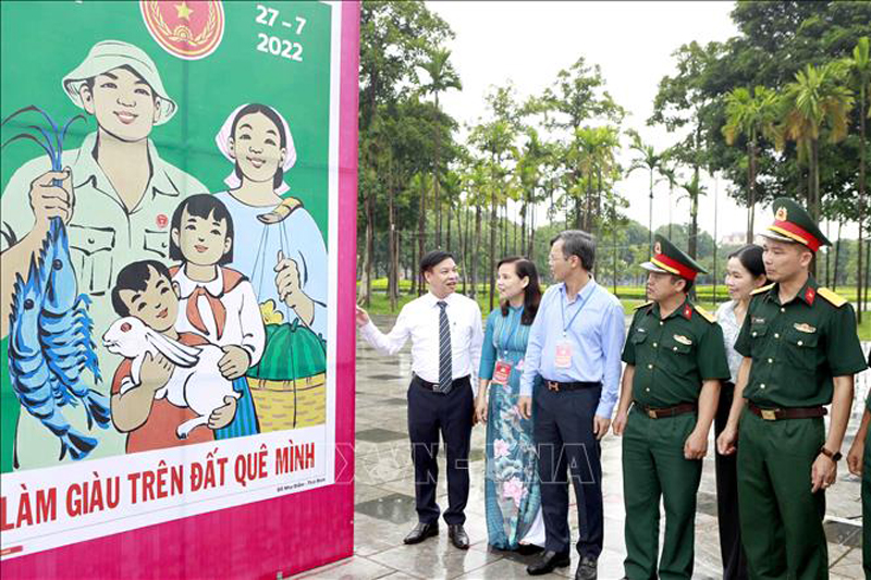 Trao giải thưởng tranh cổ động tuyên truyền kỷ niệm 75 năm Ngày Thương binh-Liệt sỹ