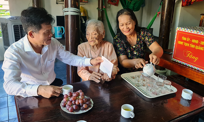 Đồng chí Trưởng ban Dân vận Tỉnh uỷ thăm, tặng quà Mẹ Việt Nam anh hùng