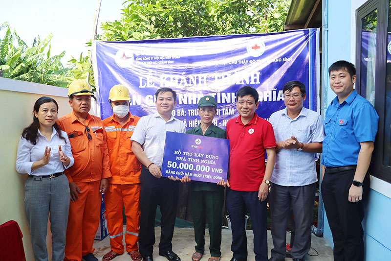 Bàn giao nhà tình nghĩa cho cựu Thanh niên xung phong