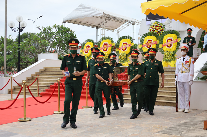 "Tìm lại tên anh giữa đại ngàn nắng đỏ" (*)