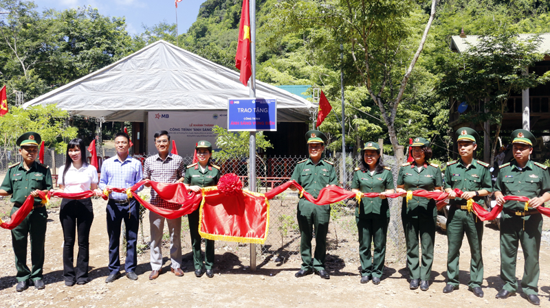 Khánh thành công trình "Ánh sáng vùng biên" tại xã Trường Sơn