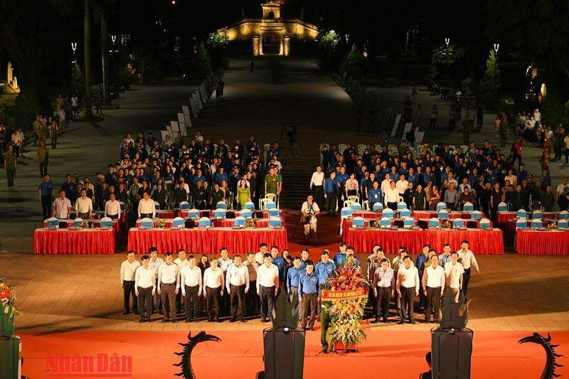 Đồng chí Võ Văn Thưởng thắp nến tri ân các Anh hùng, liệt sĩ tại Thành cổ Quảng Trị