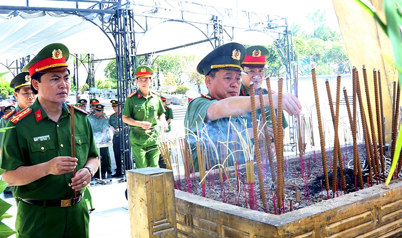 Công an tỉnh dâng hương, báo công, tri ân các anh hùng, liệt sỹ tại Quảng Trị